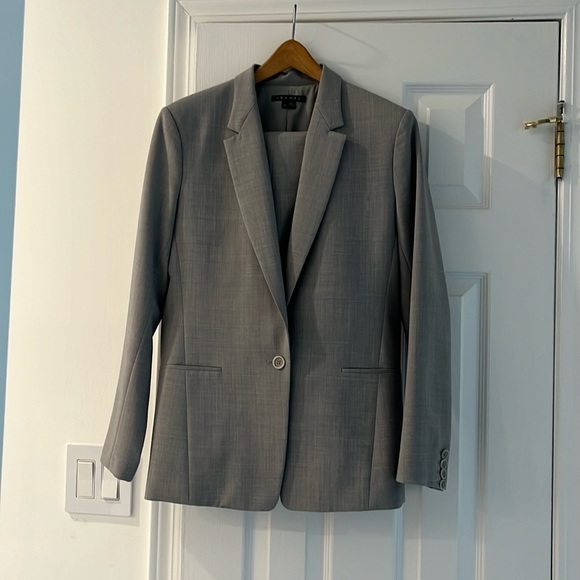 Theory suit. Preowned, grey. Jacket 8 pant 6 - Picture 3 of 10